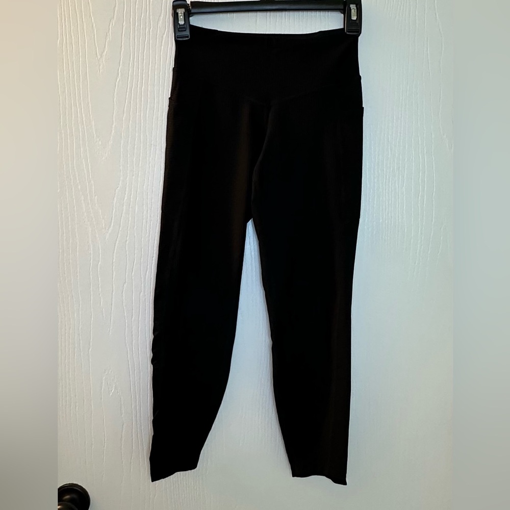 Old Navy active black ribbed high rise capri leggings women’s XS petite